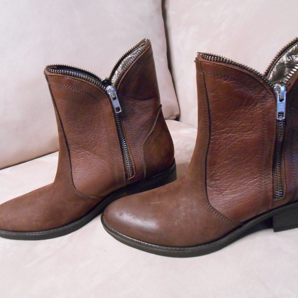 Women’s New Chocolate brown, fur lined, Sail Lakers, leather boots, size 6.5.